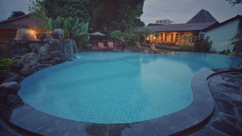 Puri Pangeran Hotel内部或周边的泳池