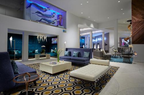 代托纳海滩代托纳海滩硬石酒店 的客厅配有蓝色的沙发和沙发。
