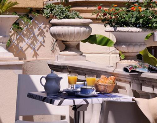 尼斯圣休伯特酒店的一张桌子,上面放着两杯橙汁和茶具