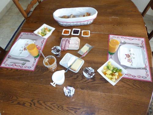 莫尔日BnB切斯范范旅馆的一张桌子,上面放着食物和饮料