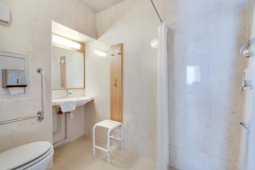 弗雷瑞斯B&B HOTEL FREJUS Puget-sur-Argens的带淋浴、卫生间和盥洗盆的浴室