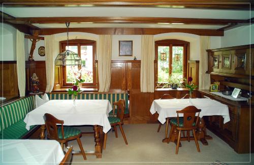 湖滨福煦哈斯尔古特旅馆的用餐室设有2张桌子和椅子以及窗户。