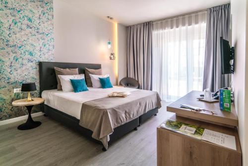 北马马亚-讷沃达里Nayino Resort Hotel的酒店客房设有床和窗户。