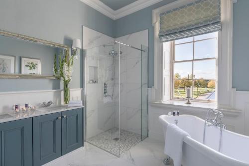 恩菲尔德约翰斯敦酒店的带浴缸、淋浴和盥洗盆的浴室