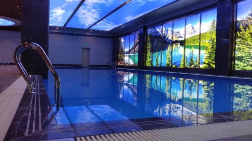 西安蓝溪国际酒店内部或周边的泳池
