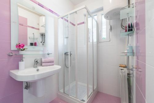 拉巴克Allegro的一间带水槽和淋浴的浴室