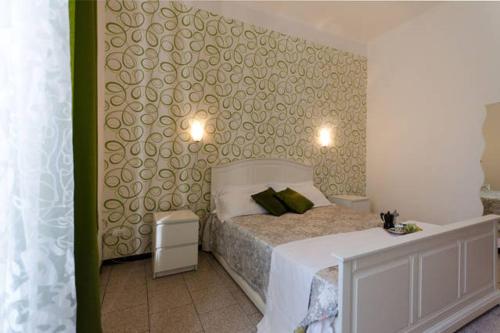 罗马Hostel Castello Maggiore的一间卧室配有一张床,墙上拥有平方米的面积。