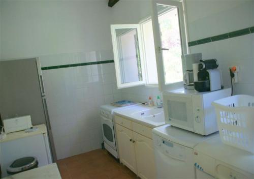 法沃内Maja的厨房配有水槽和洗衣机