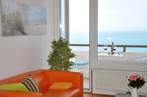 科佩尔Razgled/The View的客厅配有橙色沙发和窗户