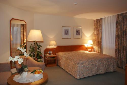诺德施泰特霍伊贝格酒店的酒店客房配有一张床铺和一张桌子。