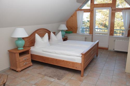 黑灵斯多夫奥夫德顿旅馆的一间卧室配有带白色床单和枕头的床。