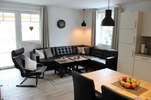 OberlangenHaus Kornfeld的客厅配有沙发和桌子