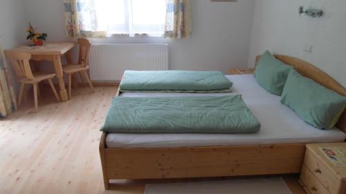 施图拜河谷新施蒂夫特Luenerhof的一间小卧室,配有两张床和一张桌子