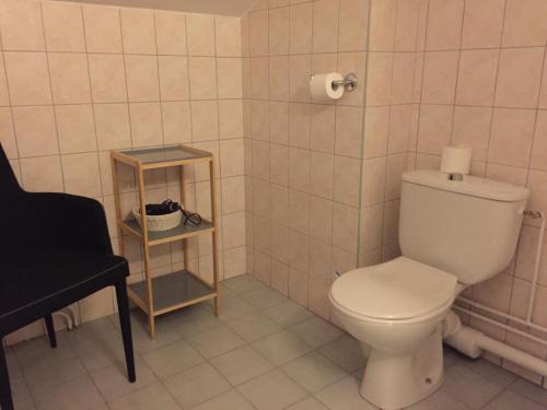 塔布林荫道酒店的一间带卫生间、桌子和椅子的浴室