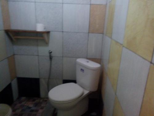 巴图卡拉苏珊民宿的一间位于客房内的白色卫生间的浴室