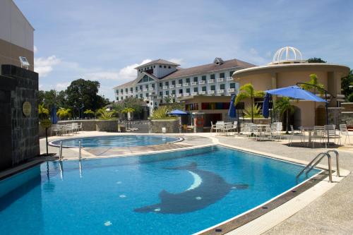 波德申迪克森港口克拉娜海滩度假村的一个大型游泳池,酒店背景