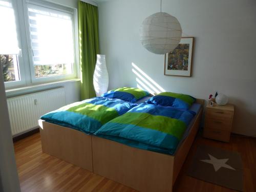 利希滕斯泰因LICHTenstein的一间卧室配有蓝色和绿色的床