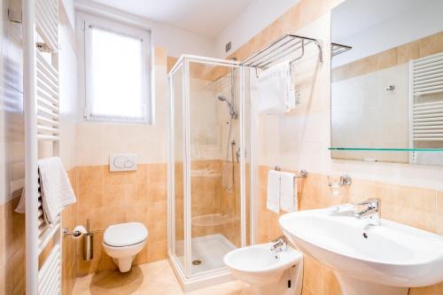 巴多利诺圣维托酒店的浴室配有卫生间水槽和淋浴。