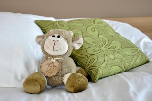奥德斯希尔德哈维兹克特克塞尔酒店的枕边床上的塞满物的猴子