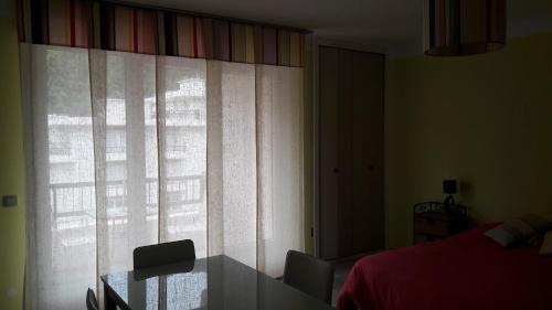阿梅利莱班帕拉勒达Studio couleur gai的一间卧室设有窗帘的窗户