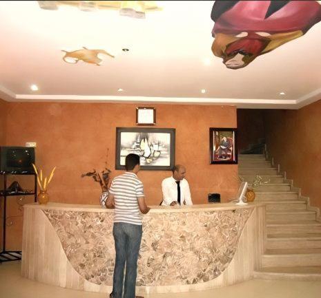 伊穆泽尔杜坎达波特阿特拉斯酒店的站在建筑物酒吧的男人