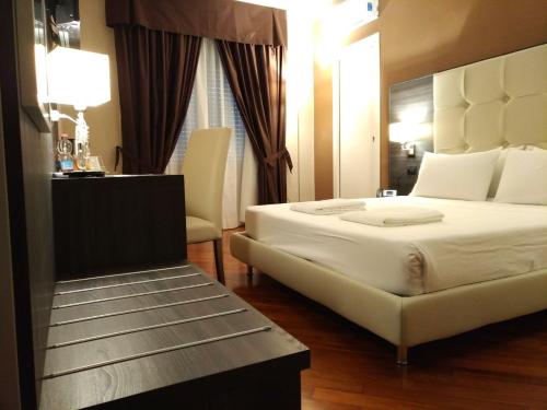 帕加尼Brain Rooms & Suite的酒店客房,配有床、桌子和椅子