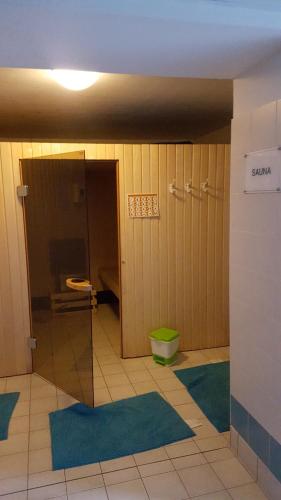 奥吕莱班Aulus-les-Bains的浴室铺有蓝色的地板,配有镜子
