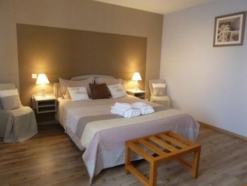 Saint-Hilaire-de-Court约奇尔住宿加早餐旅馆的卧室配有一张带两张桌子的大型白色床