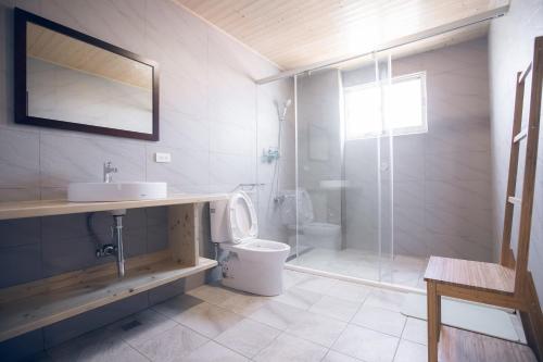 Huxi打个盹的浴室配有卫生间、盥洗盆和淋浴。