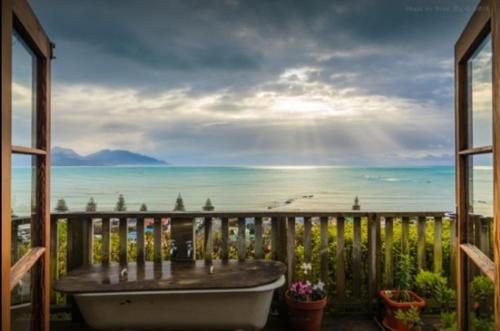 凯库拉美景客房公寓的海景阳台上设有浴缸。