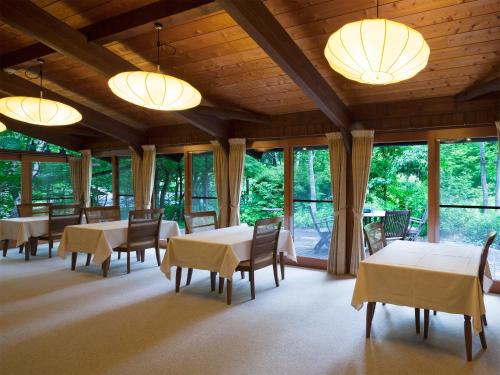 高山中尾平的用餐室设有桌椅和窗户。