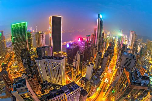 香港阿肖克旅舍的一座大城市,在晚上有灯光的建筑