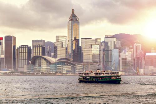 香港David Lounge的城市前的水面上的船
