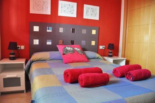 圣路易斯·德·萨比尼尔Apartamento San Luis的一间卧室设有一张带红色墙壁的大床