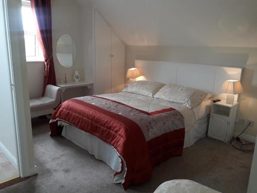 ManorcunninghamDaleview House的一间卧室配有一张床、一把椅子和镜子