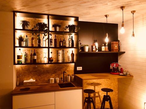 科克赛德Mar y Luz的厨房配有带瓶子的架子