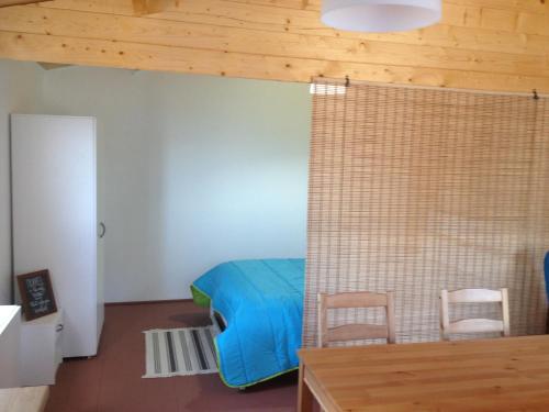 韦拉斯São Jorge Spot - Alojamento的一间卧室配有蓝色的床和两把椅子