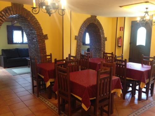 PomarPosada Fernanda的餐厅内带红色桌椅的用餐室