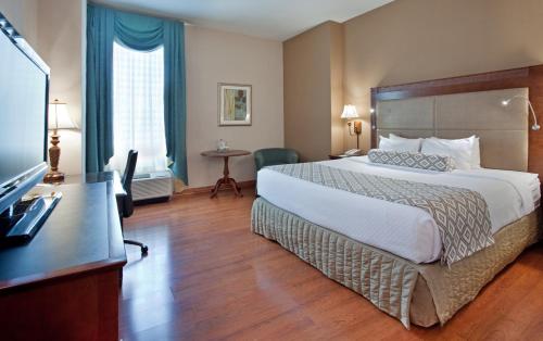 Clayton Plaza Hotel & Extended Stay客房内的一张或多张床位