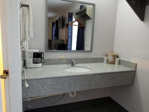 巴兹敦老巴德斯敦旅馆的浴室的柜台设有水槽和镜子
