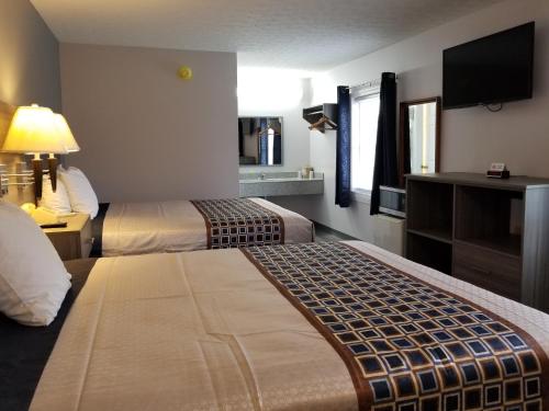 巴兹敦老巴德斯敦旅馆的酒店客房设有两张床和一台平面电视。