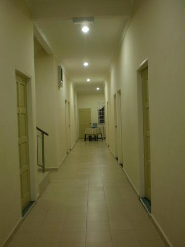 克提Kerteh Inn的大楼里空着桌子的走廊
