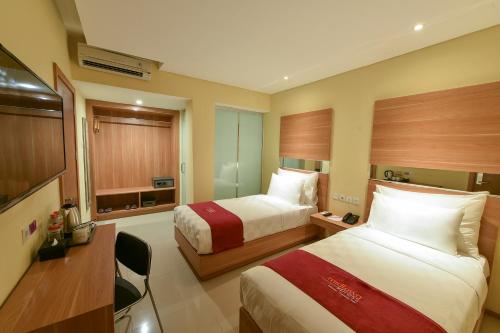 巴厘巴板巴厘巴板中城快捷酒店的酒店客房配有两张床和一张书桌