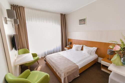 百乐费利克斯努法尔酒店的配有一张床和一把椅子的酒店客房