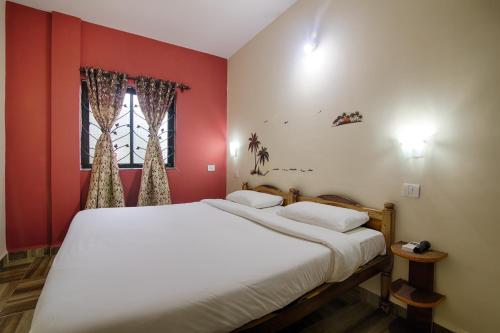 比纳里姆Palm Shades Spring的一间卧室设有一张带红色墙壁的大床