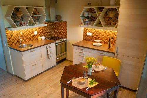 TegnebyBikupan的厨房配有桌子、水槽和橱柜。