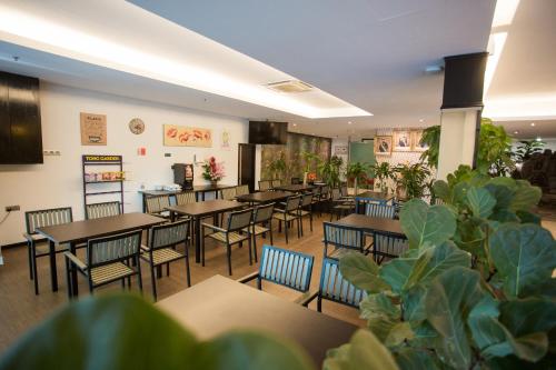 巴西古当7天堂精品酒店的用餐室配有桌椅和植物