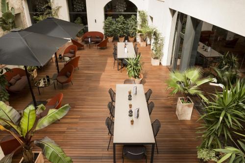 巴塞罗那佩蒂特宫波盖利亚花园酒店的享有带桌椅的餐厅的顶部景致