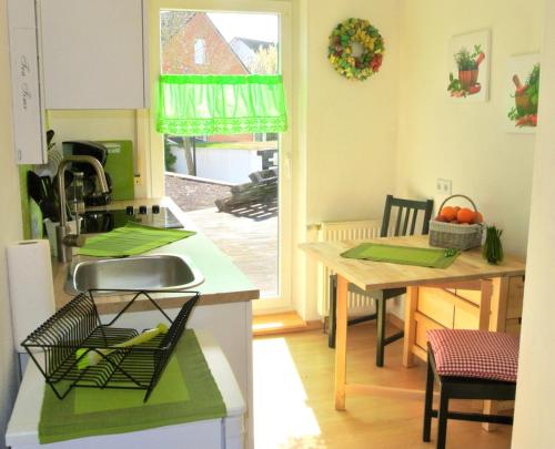 特里尔Ferienwohnung Voelkel的厨房配有水槽和带香蕉的桌子