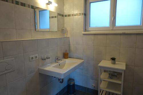 弗拉绍Frozen Time Apartments的白色的浴室设有水槽和窗户。